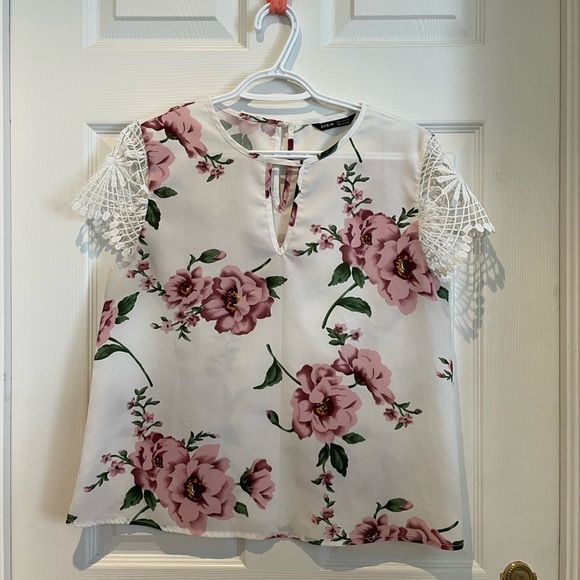 Beautiful floral top - Picture 1 of 3